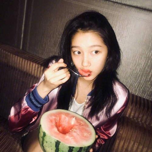 娛樂圈吃瓜在哪微博發(fā)的,揭秘微博熱門話題背后的真相