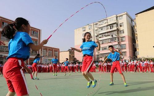 娛樂(lè)吃瓜醬花樣跳繩,娛樂(lè)吃瓜醬演繹運(yùn)動(dòng)與趣味并存